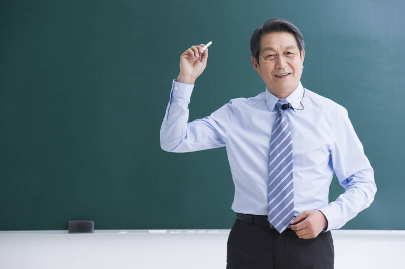 东方人,成年人,老年人,一个人,教师,学校,笑,微笑,露齿笑,横图,留白,正面,衬衫,快乐,幸福,智慧,北京,中国,亚洲,仅一个男性,仅一个人,握,正装,领带,教育,注视,粉笔,黑板,观察,教,看,手势,站着,仅一个老年男性,职业,教室,活力,握着,摄影,生活方式,观看,察看,知识,享乐,解释,关注,智力,肖像,东亚,教员,老年男性,男人,男性,亚洲人,中国人,讲师,老师,说话,彩图,欢乐,先生,打手势,培训师,市场营销,bj175