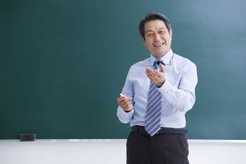 东方人,成年人,老年人,一个人,教师,学校,笑,微笑,露齿笑,横图,留白,正面,衬衫,快乐,幸福,智慧,北京,中国,亚洲,仅一个男性,仅一个人,握,正装,领带,教育,注视,粉笔,黑板,观察,教,看,手势,站着,仅一个老年男性,职业,教室,活力,握着,摄影,生活方式,观看,察看,知识,享乐,解释,关注,智力,肖像,东亚,教员,老年男性,男人,男性,亚洲人,中国人,讲师,老师,说话,彩图,欢乐,先生,打手势,培训师,市场营销,bj175