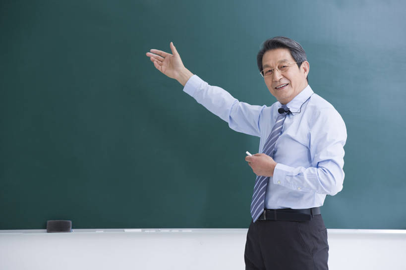 东方人,成年人,老年人,一个人,教师,学校,笑,微笑,露齿笑,横图,留白,正面,衬衫,快乐,幸福,智慧,北京,中国,亚洲,仅一个男性,仅一个人,握,正装,领带,教育,注视,粉笔,黑板,观察,教,看,手势,站着,仅一个老年男性,职业,教室,活力,握着,摄影,介绍,生活方式,观看,察看,知识,享乐,解释,关注,智力,肖像,出示,东亚,教员,老年男性,男人,男性,亚洲人,中国人,讲师,老师,说话,彩图,欢乐,先生,打手势,培训师,市场营销,bj175