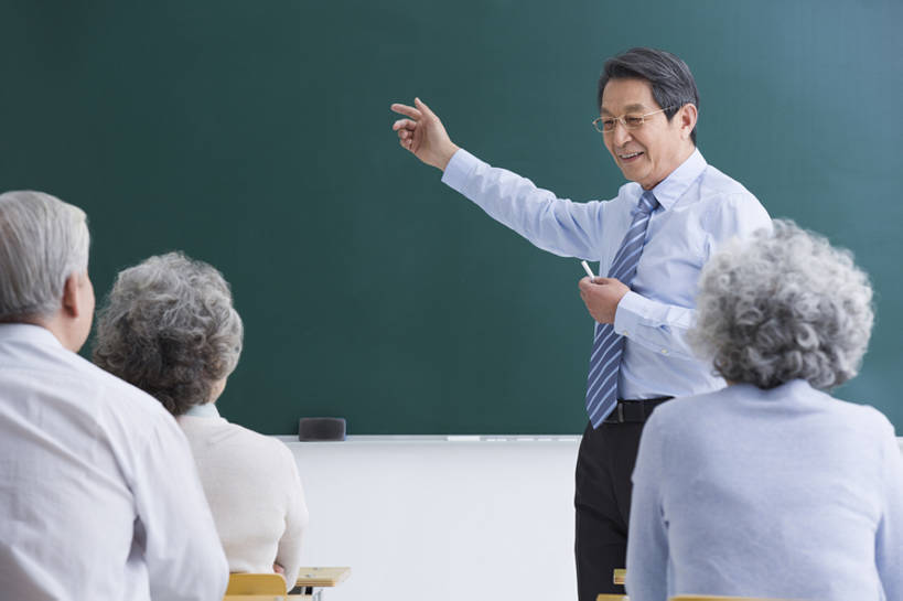 东方人,成年人,老年人,四个人,学生,教师,笑,微笑,露齿笑,横图,衬衫,快乐,通讯,幸福,椅子,北京,中国,亚洲,正装,眼镜,领带,教育,年轻,听,书桌,背面,粉笔,黑板,教,站着,职业,教室,摄影,生活方式,退休,知识,东亚,陪同,教员,技能,陪伴,老年男性,老年女性,男人,男性,女人,女性,亚洲人,中国人,讲师,老师,张开手臂,坐着,半身,彩图,欢乐,大学,先生,人老心不老,伴随,老年大学,bj175