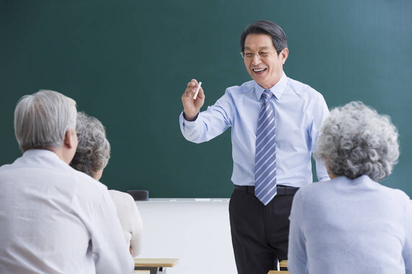 东方人,成年人,老年人,四个人,学生,教师,笑,微笑,露齿笑,横图,正面,衬衫,快乐,通讯,幸福,椅子,北京,中国,亚洲,正装,眼镜,领带,教育,年轻,听,书桌,背面,粉笔,黑板,教,站着,职业,教室,摄影,生活方式,退休,知识,东亚,陪同,教员,技能,陪伴,老年男性,老年女性,男人,男性,女人,女性,亚洲人,中国人,讲师,老师,张开手臂,坐着,半身,彩图,欢乐,大学,先生,人老心不老,伴随,老年大学,bj175