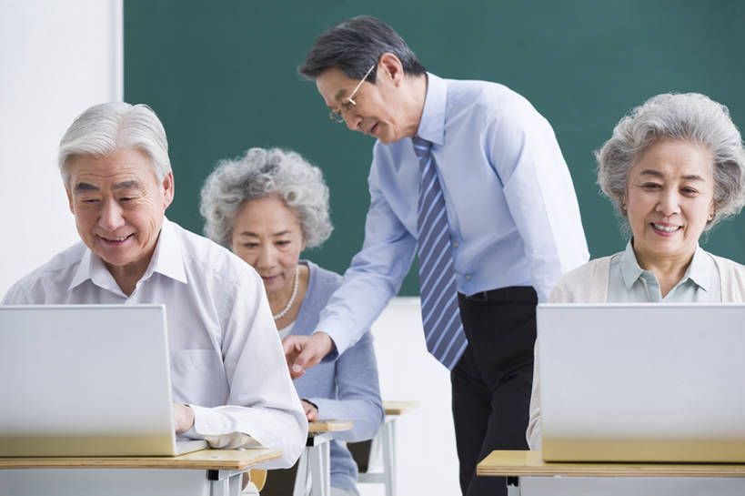 东方人,成年人,老年人,四个人,学生,教师,笑,微笑,露齿笑,横图,正面,衬衫,快乐,通讯,幸福,笔记本电脑,互联网,技术,椅子,北京,中国,亚洲,敲打,正装,眼镜,领带,教育,年轻,输入,书桌,打字,教,站着,职业,教室,摄影,生活方式,指导,点击,敲击,退休,知识,网上冲浪,东亚,陪同,无线电技术,教员,技能,陪伴,按键,计算机,老年男性,老年女性,男人,男性,女人,女性,亚洲人,中国人,讲师,老师,坐着,半身,彩图,欢乐,大学,先生,人老心不老,伴随,老年大学,bj175