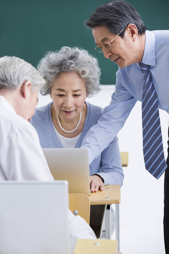 东方人,成年人,老年人,三个人,学生,教师,笑,微笑,露齿笑,竖图,正面,衬衫,讨论,快乐,通讯,幸福,笔记本电脑,互联网,技术,椅子,北京,中国,亚洲,敲打,正装,眼镜,领带,教育,年轻,输入,书桌,打字,教,站着,职业,教室,摄影,生活方式,指导,点击,敲击,退休,知识,网上冲浪,东亚,陪同,无线电技术,教员,技能,陪伴,按键,计算机,老年男性,老年女性,男人,男性,女人,女性,亚洲人,中国人,讲师,老师,说话,坐着,半身,彩图,欢乐,大学,先生,人老心不老,伴随,老年大学,bj175