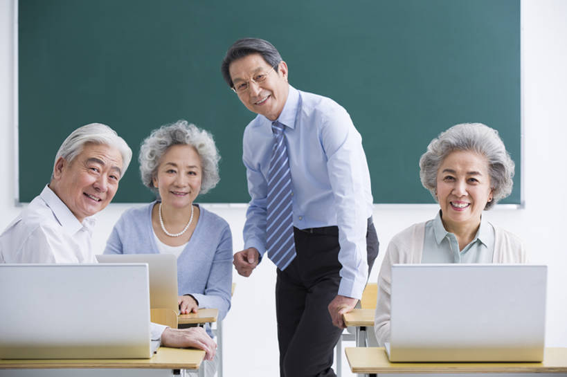 东方人,成年人,老年人,四个人,学生,教师,笑,微笑,露齿笑,横图,正面,衬衫,快乐,通讯,幸福,笔记本电脑,互联网,技术,椅子,北京,中国,亚洲,敲打,正装,眼镜,领带,教育,年轻,注视,输入,书桌,打字,观察,教,看,站着,职业,教室,摄影,生活方式,观看,指导,点击,敲击,察看,退休,知识,关注,网上冲浪,东亚,陪同,无线电技术,教员,技能,陪伴,按键,计算机,老年男性,老年女性,男人,男性,女人,女性,亚洲人,中国人,讲师,老师,坐着,半身,彩图,欢乐,大学,先生,人老心不老,伴随,老年大学,bj175