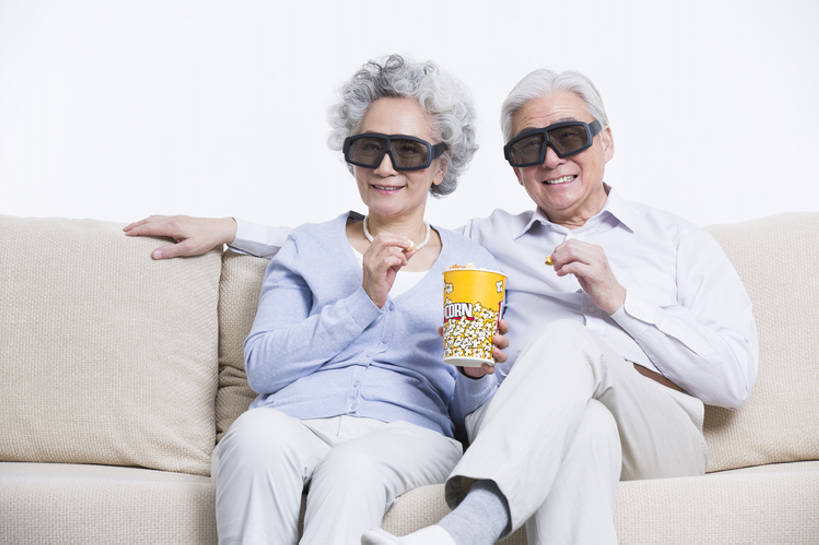 东方人,成年人,老年人,两个人,丈夫,妻子,家,客厅,笑,吃,微笑,露齿笑,横图,正面,快乐,幸福,沙发,北京,中国,亚洲,食品,休闲装,饮食,休闲,爆米花,放松,搭,摄影,生活方式,观看,退休,起居室,享乐,搭着,东亚,3D眼镜,陪同,3D电影,陪伴,老年男性,老年女性,男人,男性,女人,女性,亚洲人,中国人,情侣,休闲活动,坐着,彩图,欢乐,电影,人老心不老,伴随,bj175