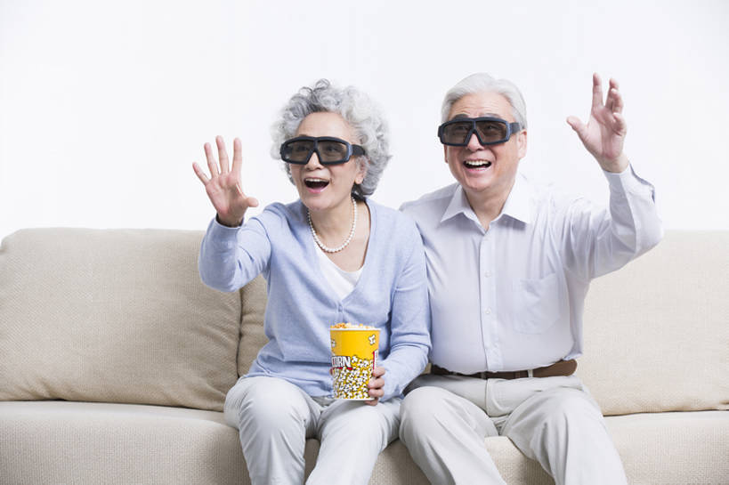东方人,成年人,老年人,两个人,丈夫,妻子,家,客厅,笑,微笑,露齿笑,横图,正面,快乐,兴奋,幸福,沙发,北京,中国,亚洲,握,食品,休闲装,饮食,刺激,休闲,爆米花,放松,握着,摄影,生活方式,观看,惊奇,退休,起居室,享乐,东亚,3D眼镜,陪同,3D电影,陪伴,老年男性,老年女性,男人,男性,女人,女性,亚洲人,中国人,情侣,休闲活动,张开手臂,坐着,彩图,欢乐,电影,人老心不老,伴随,bj175