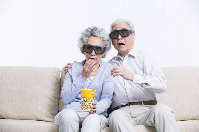 东方人,成年人,老年人,两个人,丈夫,妻子,家,客厅,横图,正面,沙发,北京,中国,亚洲,握,食品,休闲装,饮食,张嘴,休闲,爆米花,放松,搭,握着,摄影,生活方式,观看,害怕,惊奇,退休,起居室,享乐,恐怖,搭着,张大嘴巴,东亚,3D眼镜,陪同,3D电影,陪伴,老年男性,老年女性,男人,男性,女人,女性,亚洲人,中国人,情侣,张开嘴,休闲活动,坐着,彩图,电影,人老心不老,伴随,bj175