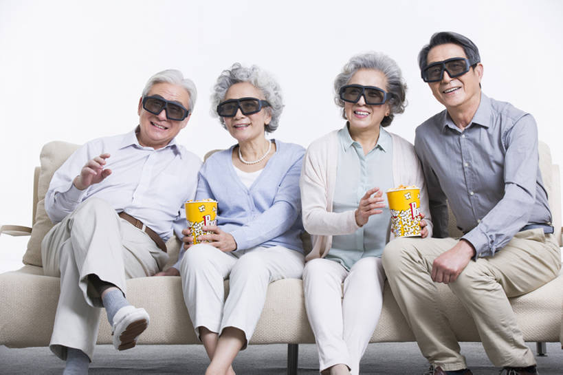 东方人,成年人,老年人,四个人,丈夫,妻子,家,客厅,笑,微笑,露齿笑,横图,正面,快乐,友谊,幸福,沙发,北京,中国,亚洲,握,食品,休闲装,饮食,休闲,爆米花,放松,握着,摄影,生活方式,观看,退休,起居室,享乐,东亚,3D眼镜,陪同,3D电影,陪伴,老年男性,老年女性,男人,男性,女人,女性,亚洲人,中国人,情侣,休闲活动,坐着,彩图,欢乐,电影,人老心不老,伴随,bj175