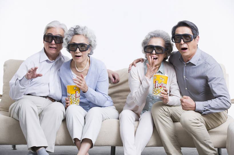 东方人,成年人,老年人,四个人,丈夫,妻子,家,客厅,横图,正面,兴奋,友谊,沙发,北京,中国,亚洲,握,食品,休闲装,饮食,刺激,张嘴,休闲,爆米花,放松,握着,摄影,生活方式,观看,害怕,惊奇,退休,起居室,享乐,恐怖,张大嘴巴,东亚,3D眼镜,陪同,3D电影,陪伴,老年男性,老年女性,男人,男性,女人,女性,亚洲人,中国人,情侣,张开嘴,休闲活动,坐着,彩图,欢乐,电影,人老心不老,伴随,bj175