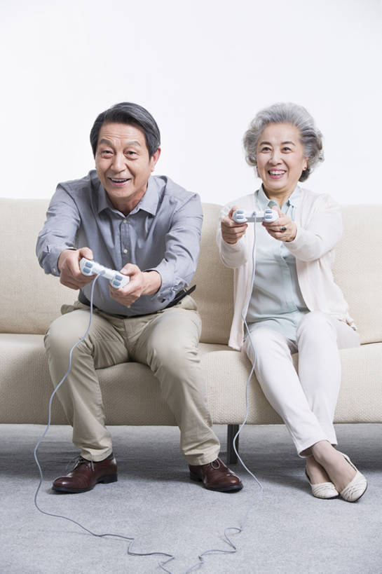 东方人,成年人,老年人,两个人,丈夫,妻子,家,客厅,笑,微笑,露齿笑,竖图,正面,快乐,兴奋,幸福,沙发,北京,中国,亚洲,握,玩,休闲装,娱乐,刺激,休闲,放松,乐趣,握着,摄影,生活方式,退休,起居室,享乐,游戏手柄,东亚,陪同,陪伴,老年男性,老年女性,男人,男性,女人,女性,亚洲人,中国人,情侣,休闲活动,坐着,彩图,全身,欢乐,人老心不老,电子游戏机,伴随,bj175