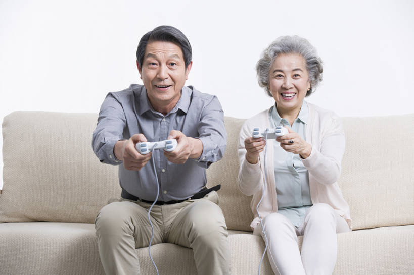 东方人,成年人,老年人,两个人,丈夫,妻子,家,客厅,笑,微笑,露齿笑,横图,正面,快乐,兴奋,幸福,沙发,北京,中国,亚洲,握,玩,注视,休闲装,娱乐,刺激,观察,看,休闲,放松,乐趣,握着,摄影,生活方式,观看,察看,退休,起居室,享乐,游戏手柄,关注,东亚,陪同,陪伴,老年男性,老年女性,男人,男性,女人,女性,亚洲人,中国人,情侣,休闲活动,坐着,彩图,欢乐,人老心不老,电子游戏机,伴随,bj175