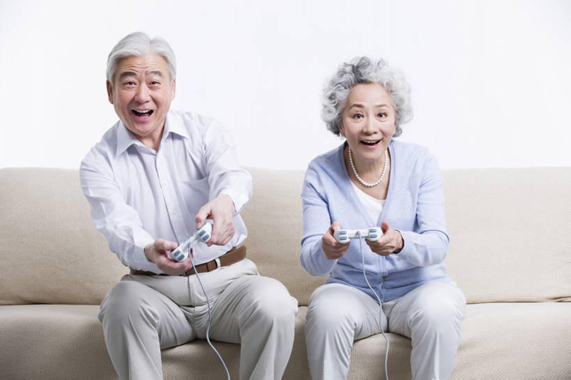 东方人,成年人,老年人,两个人,丈夫,妻子,家,客厅,笑,微笑,露齿笑,横图,正面,快乐,兴奋,幸福,沙发,北京,中国,亚洲,握,玩,注视,休闲装,娱乐,刺激,观察,看,休闲,放松,乐趣,握着,摄影,生活方式,观看,察看,退休,起居室,享乐,游戏手柄,关注,东亚,陪同,陪伴,老年男性,老年女性,男人,男性,女人,女性,亚洲人,中国人,情侣,休闲活动,坐着,彩图,欢乐,人老心不老,电子游戏机,伴随,bj175