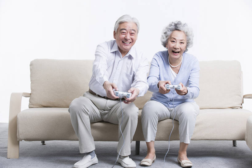 东方人,成年人,老年人,两个人,丈夫,妻子,家,客厅,笑,微笑,露齿笑,横图,正面,快乐,兴奋,幸福,沙发,北京,中国,亚洲,握,玩,注视,休闲装,娱乐,刺激,观察,看,休闲,放松,乐趣,握着,摄影,生活方式,观看,察看,退休,起居室,享乐,游戏手柄,关注,东亚,陪同,陪伴,老年男性,老年女性,男人,男性,女人,女性,亚洲人,中国人,情侣,休闲活动,坐着,彩图,全身,欢乐,人老心不老,电子游戏机,伴随,bj175