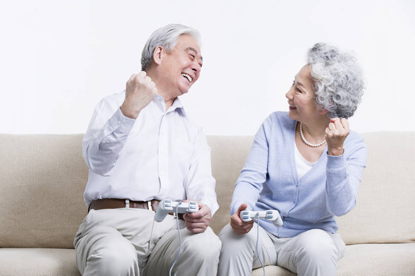 东方人,成年人,老年人,两个人,丈夫,妻子,家,客厅,笑,微笑,露齿笑,横图,正面,快乐,兴奋,幸福,成功,沙发,北京,中国,亚洲,握,欢呼,庆祝,玩,休闲装,娱乐,刺激,休闲,面对面,放松,乐趣,握着,摄影,生活方式,退休,起居室,享乐,游戏手柄,东亚,陪同,陪伴,获胜,老年男性,老年女性,男人,男性,女人,女性,亚洲人,中国人,情侣,休闲活动,坐着,彩图,欢乐,人老心不老,电子游戏机,伴随,bj175