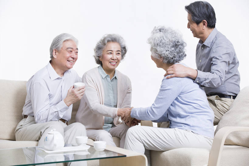 东方人,成年人,老年人,四个人,家,客厅,笑,微笑,露齿笑,横图,侧面,聚会,下午茶,快乐,友谊,幸福,茶,沙发,桌子,北京,中国,亚洲,握,聚餐,休闲装,饮料,休闲,面对面,放松,搭,握着,摄影,生活方式,退休,起居室,享乐,搭着,拜访,东亚,热饮,陪同,陪伴,老年男性,老年女性,男人,男性,女人,女性,亚洲人,中国人,沟通,说话,坐着,彩图,欢乐,人老心不老,伴随,bj175