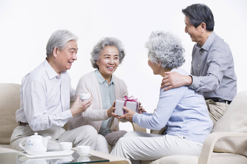 东方人,成年人,老年人,四个人,家,客厅,笑,微笑,露齿笑,横图,正面,聚会,下午茶,快乐,友谊,幸福,茶,沙发,桌子,礼物,北京,中国,亚洲,握,聚餐,休闲装,饮料,休闲,面对面,放松,搭,握着,摄影,生活方式,退休,起居室,享乐,搭着,拜访,东亚,热饮,陪同,陪伴,老年男性,老年女性,男人,男性,女人,女性,亚洲人,中国人,沟通,说话,坐着,彩图,欢乐,人老心不老,伴随,bj175