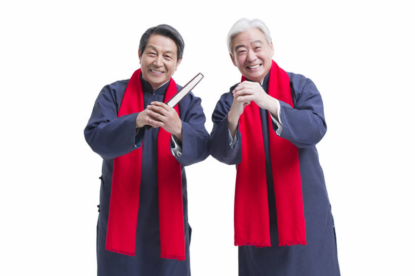 东方人,成年人,老年人,一个人,两个人,笑,微笑,露齿笑,横图,留白,抠图,白色背景,正面,快乐,兴奋,幸福,复古,北京,中国,春节,亚洲,仅一个男性,仅一个人,表演,握,风俗,节日,庆祝,装饰,长袍,折扇,古典,年轻,注视,娱乐,表演者,传统,刺激,扮演,围巾,观察,看,站着,仅一个老年男性,温暖,活力,精神,乐趣,亲密,握着,摄影,生活方式,围脖,观看,保暖,幽默,华丽,庆贺,点缀,察看,演出,享乐,仪式,御寒,关注,中国文化,祝贺,问候,肖像,典礼,古典风格,东亚,远古,作揖,陪同,衬托,美观,雅致,雅观,元旦,制度,陪伴,老年男性,男人,男性,亚洲人,中国人,说话,彩图,影棚拍摄,传统服装,装扮,欢乐,喜剧演员,传统文化,人老心不老,传统节日,伴随,相声,bj175