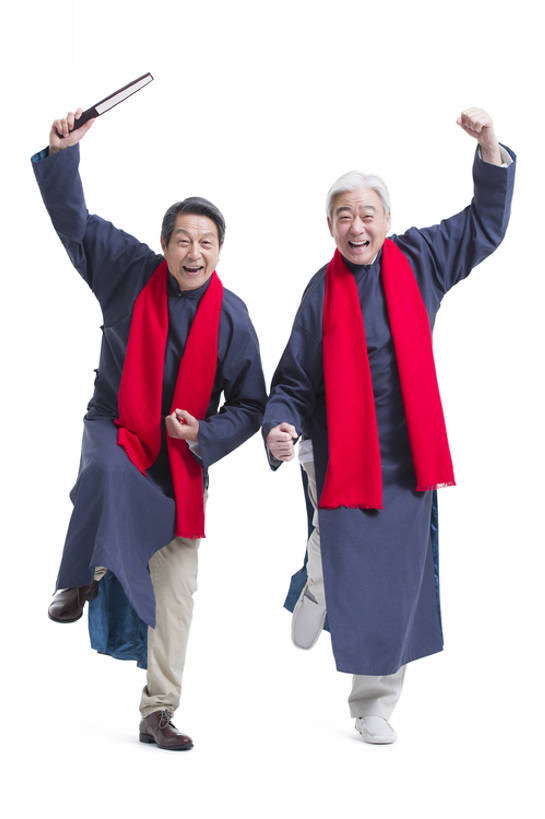 东方人,成年人,老年人,一个人,两个人,站,举,笑,微笑,露齿笑,竖图,留白,抠图,白色背景,正面,快乐,兴奋,幸福,复古,北京,中国,春节,亚洲,仅一个男性,仅一个人,表演,握,风俗,节日,庆祝,装饰,长袍,折扇,古典,年轻,注视,娱乐,表演者,传统,刺激,扮演,围巾,观察,看,托,站着,仅一个老年男性,温暖,活力,精神,乐趣,亲密,握着,摄影,生活方式,围脖,观看,保暖,幽默,单腿,华丽,庆贺,点缀,察看,演出,享乐,仪式,御寒,关注,中国文化,祝贺,肖像,典礼,古典风格,东亚,远古,陪同,衬托,美观,雅致,雅观,元旦,制度,陪伴,老年男性,男人,男性,亚洲人,中国人,举起,举手,举着,说话,向上举,向上伸,向上托,站立,彩图,全身,影棚拍摄,传统服装,装扮,欢乐,喜剧演员,传统文化,人老心不老,摆拍,传统节日,伴随,相声,bj175
