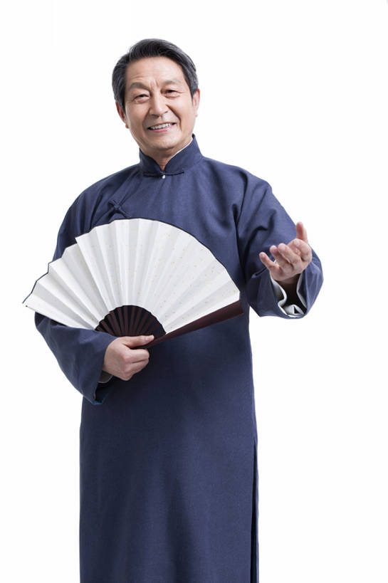 东方人,成年人,老年人,一个人,教师,笑,说,微笑,露齿笑,竖图,留白,抠图,白色背景,正面,快乐,幸福,智慧,复古,北京,中国,亚洲,仅一个男性,仅一个人,表演,握,长袍,折扇,古典,教育,年轻,注视,娱乐,表演者,传统,扮演,观察,看,手势,站着,仅一个老年男性,活力,握着,摄影,生活方式,观看,察看,演出,享乐,关注,智力,中国文化,肖像,古典风格,东亚,远古,老年男性,男人,男性,亚洲人,中国人,讲师,讲话,说话,彩图,影棚拍摄,传统服装,装扮,欢乐,喜剧演员,打手势,传统文化,人老心不老,相声,bj175