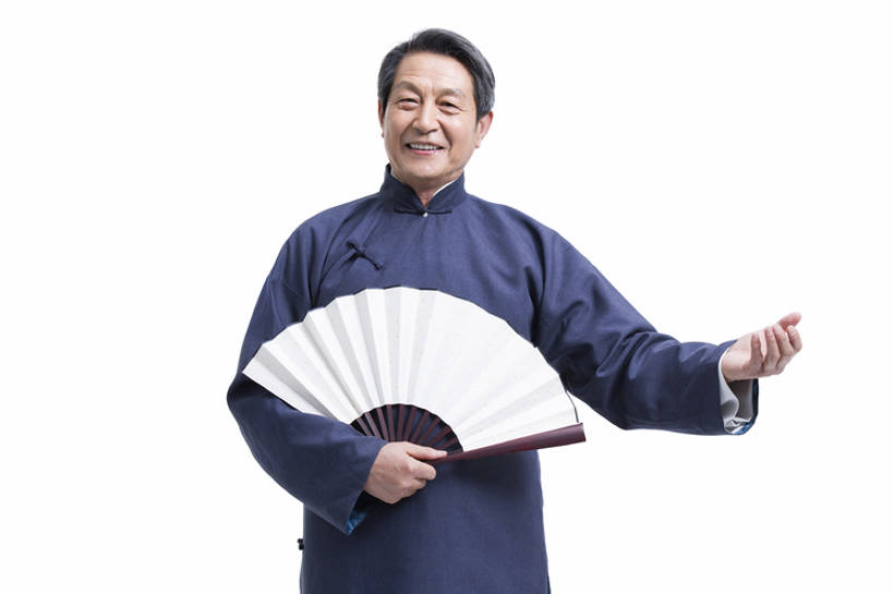 东方人,成年人,老年人,一个人,教师,笑,说,微笑,露齿笑,横图,留白,抠图,白色背景,正面,快乐,幸福,智慧,复古,北京,中国,亚洲,仅一个男性,仅一个人,表演,握,长袍,折扇,古典,教育,年轻,注视,娱乐,表演者,传统,扮演,观察,看,手势,站着,仅一个老年男性,活力,握着,摄影,生活方式,观看,察看,演出,享乐,关注,智力,中国文化,肖像,古典风格,东亚,远古,老年男性,男人,男性,亚洲人,中国人,讲师,讲话,说话,半身,彩图,影棚拍摄,传统服装,装扮,欢乐,喜剧演员,打手势,传统文化,人老心不老,相声,bj175