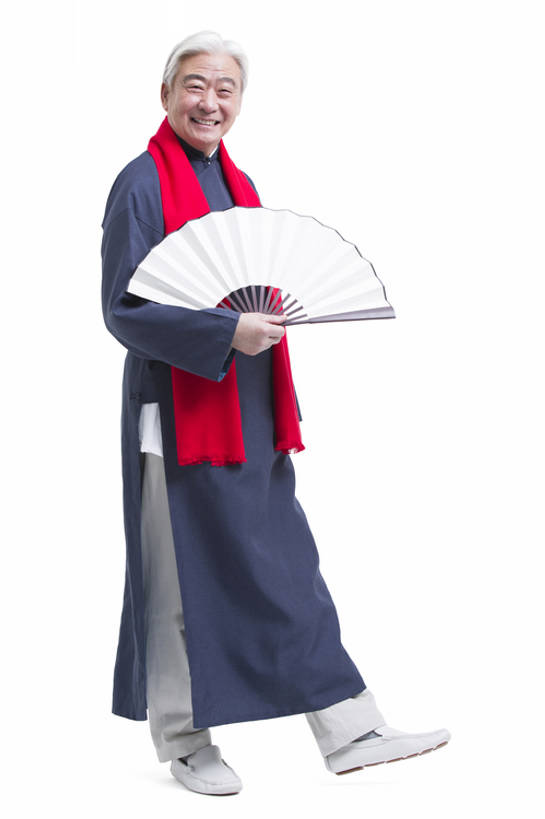 东方人,成年人,老年人,一个人,笑,说,微笑,露齿笑,竖图,留白,抠图,白色背景,正面,快乐,幸福,复古,北京,中国,春节,亚洲,仅一个男性,仅一个人,表演,握,风俗,节日,庆祝,装饰,长袍,折扇,古典,年轻,注视,娱乐,表演者,传统,刺激,扮演,围巾,观察,看,站着,仅一个老年男性,温暖,活力,精神,乐趣,握着,摄影,生活方式,围脖,观看,保暖,幽默,华丽,庆贺,点缀,察看,演出,享乐,仪式,御寒,关注,中国文化,祝贺,肖像,典礼,古典风格,东亚,远古,衬托,美观,雅致,雅观,元旦,制度,老年男性,男人,男性,亚洲人,中国人,步行,讲话,说话,彩图,全身,影棚拍摄,传统服装,装扮,欢乐,喜剧演员,传统文化,人老心不老,传统节日,相声,bj175