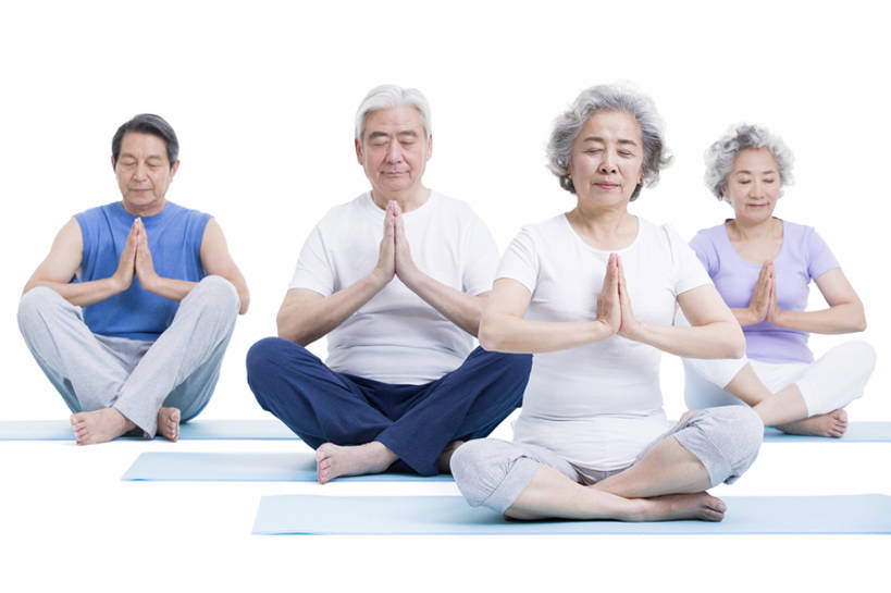 东方人,成年人,老年人,四个人,坐,握手,盘腿,横图,白色背景,正面,锻炼,北京,中国,亚洲,休闲装,休闲,健康,放松,力量,平衡,瑜珈,摄影,生活方式,退休,高雅,练习,弹性,东亚,陪同,莲花坐式,柔和,技能,陪伴,普拉提训练法,老年男性,老年女性,男人,男性,女人,女性,亚洲人,中国人,休闲活动,闭着眼睛,搀手,拉手,盘腿而坐,盘膝,盘着腿的,盘着腿坐,手拉手,手握手,双腿交叉,坐着,彩图,全身,影棚拍摄,人老心不老,健身垫,伴随,bj175