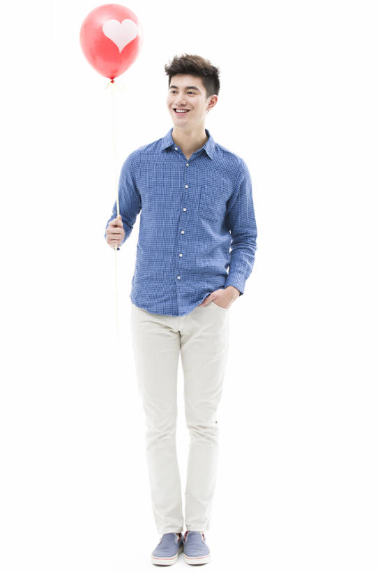 东方人,成年人,一个人,学生,笑,微笑,露齿笑,竖图,留白,抠图,白色背景,正面,时尚,快乐,幸福,北京,中国,情人节,亚洲,仅一个男性,仅一个人,握,浪漫,休闲装,现代,仅一个年轻男性,气球,站着,休闲,放松,活力,握着,约会,摄影,生活方式,享乐,染发,东亚,时装模特,无忧无虑,男人,男性,年轻男性,亚洲人,中国人,年轻人,心型,大学生,两手抄兜,彩图,全身,影棚拍摄,欢乐,英俊,摆拍,bj175