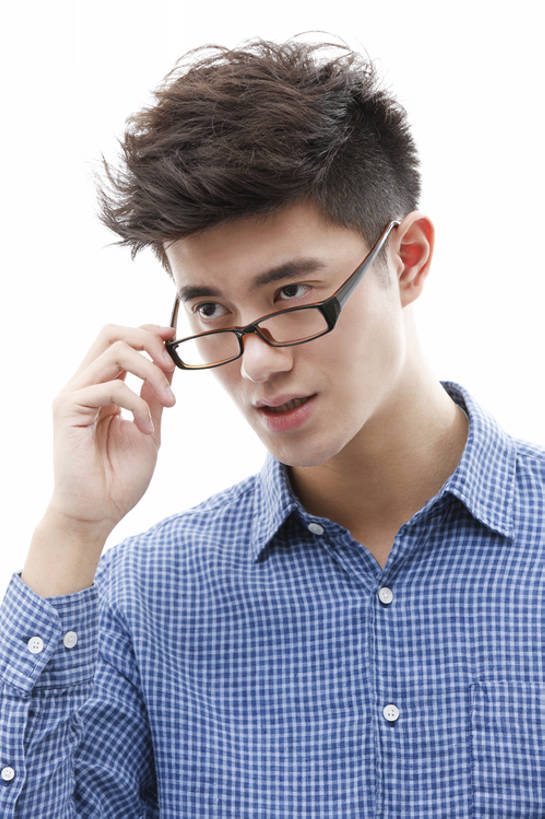 东方人,成年人,脸,头,脸颊,一个人,学生,笑,微笑,露齿笑,竖图,留白,抠图,白色背景,正面,时尚,快乐,幸福,信心,北京,中国,亚洲,仅一个男性,仅一个人,握,眼镜,休闲装,现代,肩膀,仅一个年轻男性,站着,握着,摄影,生活方式,酷,享乐,染发,东亚,时装模特,男人,男性,年轻男性,亚洲人,中国人,年轻人,头部,脸部,脸蛋,面部,大学生,触摸,彩图,影棚拍摄,欢乐,摆拍,bj175