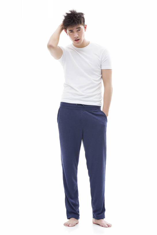 东方人,成年人,一个人,摸,竖图,留白,抠图,白色背景,正面,北京,中国,亚洲,仅一个男性,仅一个人,抚摸,凌乱,注视,休闲装,光脚,现代,起床,仅一个年轻男性,打哈欠,观察,看,站着,疲倦,赤脚,抓,放松,摄影,床头,生活方式,观看,察看,疲劳,疲惫,早晨,染发,关注,消极,肖像,困乏,东亚,疲乏,委顿,疲困,疲顿,疲钝,倦怠,怠倦,怠惰,男人,男性,年轻男性,亚洲人,中国人,年轻人,触摸,接触,两手抄兜,彩图,全身,影棚拍摄,乱发,摆拍,bj175