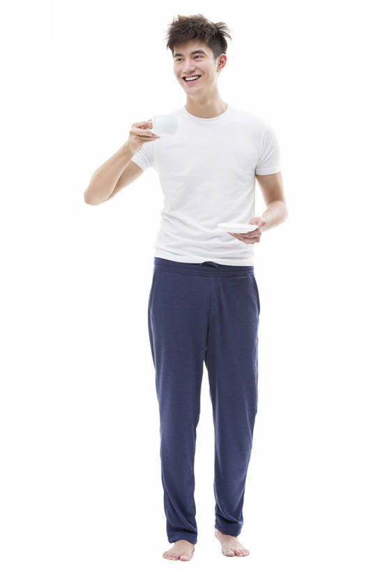 咖啡,东方人,成年人,一个人,笑,微笑,露齿笑,竖图,留白,抠图,白色背景,正面,快乐,幸福,茶,杯子,北京,中国,亚洲,仅一个男性,仅一个人,喝,握,咖啡杯,凌乱,休闲装,光脚,现代,起床,饮食,饮料,仅一个年轻男性,站着,疲倦,赤脚,放松,握着,摄影,床头,生活方式,疲劳,享乐,疲惫,早晨,染发,困乏,东亚,热饮,疲乏,委顿,疲困,疲顿,疲钝,倦怠,怠倦,怠惰,男人,男性,年轻男性,亚洲人,中国人,年轻人,茶杯,彩图,全身,影棚拍摄,欢乐,乱发,摆拍,bj175