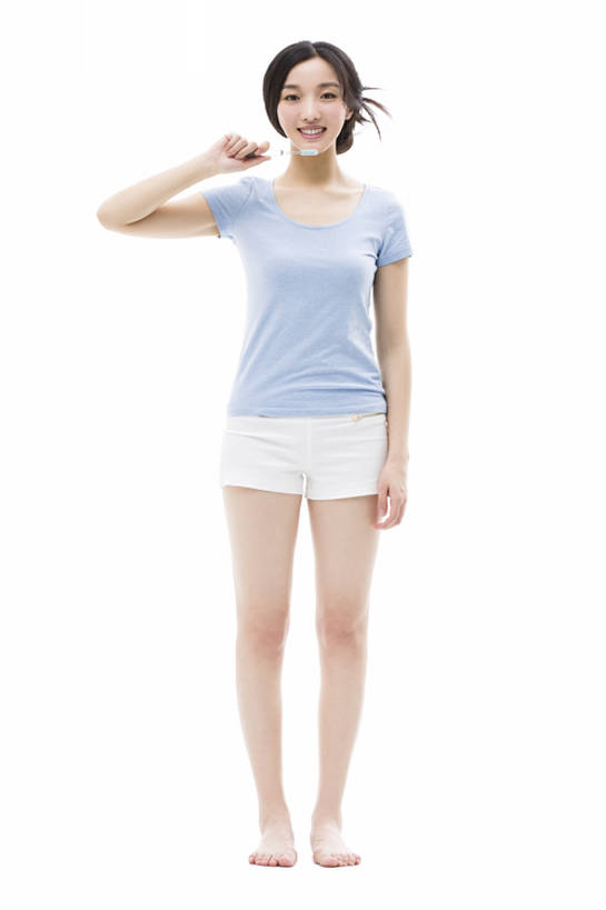 东方人,成年人,牙齿,一个人,家庭,笑,微笑,露齿笑,竖图,留白,抠图,白色背景,正面,快乐,幸福,北京,中国,亚洲,仅一个年轻女性,仅一个女性,仅一个人,握,牙刷,注视,休闲装,光脚,干净,现代,刷牙,起床,观察,看,站着,健康,温暖,温馨,一家人,赤脚,放松,握着,摄影,生活方式,观看,和睦,察看,卫生,享乐,早晨,关注,清新,肖像,东亚,口腔卫生,年轻女性,女人,女性,亚洲人,中国人,年轻人,齿,牙,牙龈,彩图,全身,影棚拍摄,欢乐,融洽,摆拍,bj175