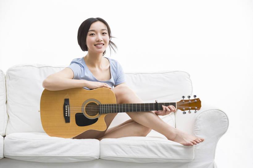 东方人,成年人,一个人,家庭,家,客厅,笑,微笑,露齿笑,横图,室内,白天,留白,抠图,白色背景,正面,时尚,快乐,幸福,沙发,北京,中国,亚洲,仅一个年轻女性,仅一个女性,仅一个人,表演,握,房屋,公寓,吉他,乐器,弦乐器,音乐,弹奏,演奏,注视,休闲装,光脚,现代,白色,观察,看,休息,休闲,温暖,温馨,一家人,赤脚,放松,弹琴,握着,唱歌,摄影,生活方式,观看,唱,和睦,察看,起居室,住房,享乐,关注,弹拨弦鸣乐器,房地产,肖像,爱好,演唱,吉他手,音乐人,歌唱,东亚,奏琴,抚琴,无忧无虑,年轻女性,女人,女性,亚洲人,中国人,年轻人,休闲活动,歌手,坐着,彩图,全身,影棚拍摄,欢乐,融洽,弹拨弦乐器,拨弦乐器,弹拨乐器,摆拍,bj175
