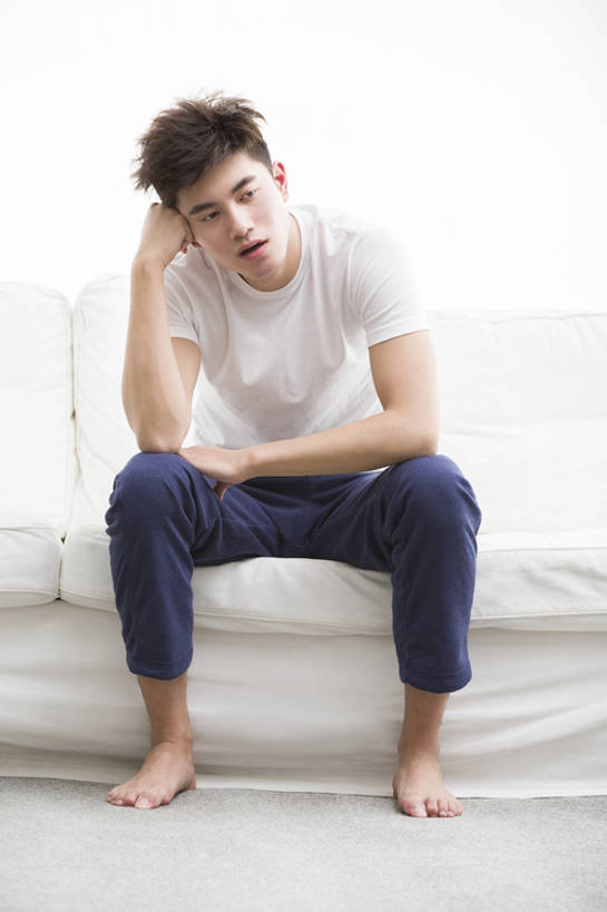 东方人,成年人,一个人,家庭,家,客厅,竖图,室内,白天,留白,抠图,白色背景,正面,地毯,沙发,北京,中国,亚洲,仅一个男性,仅一个人,沮丧,房屋,公寓,凌乱,休闲装,光脚,现代,起床,仅一个年轻男性,白色,休息,休闲,疲倦,温暖,温馨,一家人,赤脚,放松,想,摄影,床头,生活方式,悲伤,和睦,疲劳,起居室,住房,伤心,难过,疲惫,早晨,消极,房地产,困乏,东亚,疲乏,悲哀,委顿,疲困,疲顿,疲钝,倦怠,怠倦,哀痛,悲戚,悲痛,怠惰,厌倦,孤独,懒散,男人,男性,年轻男性,亚洲人,中国人,年轻人,睡觉,坐着,彩图,全身,影棚拍摄,融洽,乱发,摆拍,bj175