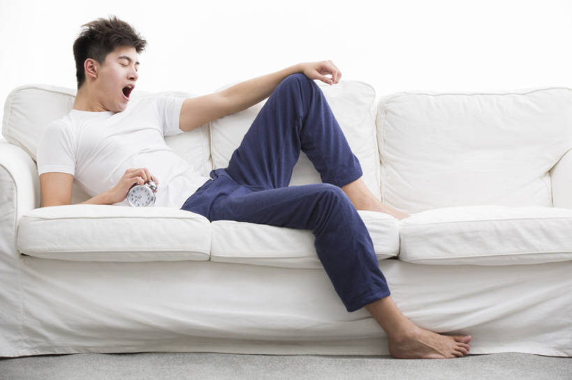 东方人,成年人,一个人,家庭,家,客厅,横图,室内,白天,留白,抠图,白色背景,正面,沙发,闹钟,北京,中国,亚洲,仅一个男性,仅一个人,握,时间,房屋,公寓,凌乱,休闲装,光脚,现代,起床,仅一个年轻男性,白色,打哈欠,靠,靠着,张嘴,休息,休闲,疲倦,温暖,温馨,一家人,赤脚,放松,握着,摄影,床头,生活方式,张开双腿,和睦,疲劳,起居室,住房,疲惫,早晨,消极,房地产,困乏,张大嘴巴,东亚,疲乏,委顿,疲困,疲顿,疲钝,倦怠,怠倦,怠惰,展开双腿,厌倦,懒散,男人,男性,年轻男性,亚洲人,中国人,年轻人,钟,张开嘴,闭着眼睛,睡觉,躺着,仰卧,彩图,全身,影棚拍摄,融洽,伸展双腿,乱发,摆拍,bj175