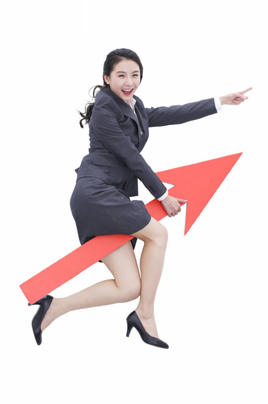 东方人,成年人,一个人,商务人士,商务女性,笑,微笑,露齿笑,竖图,俯视,留白,抠图,白色背景,西装,商务,快乐,兴奋,幸福,赚钱,指示牌,北京,中国,亚洲,仅一个年轻女性,仅一个女性,仅一个人,套装,正装,标志,符号,文字,半空,玩,注视,方向,标识,刺激,箭头,骑,红色,观察,看,财富,金融,摄影,生活方式,观看,上升,发现,幽默,察看,指着,指向,指数,利润,关注,东亚,一套,簇,年轻女性,女人,女性,亚洲人,中国人,年轻人,躺着,彩图,全身,影棚拍摄,欢乐,bj175
