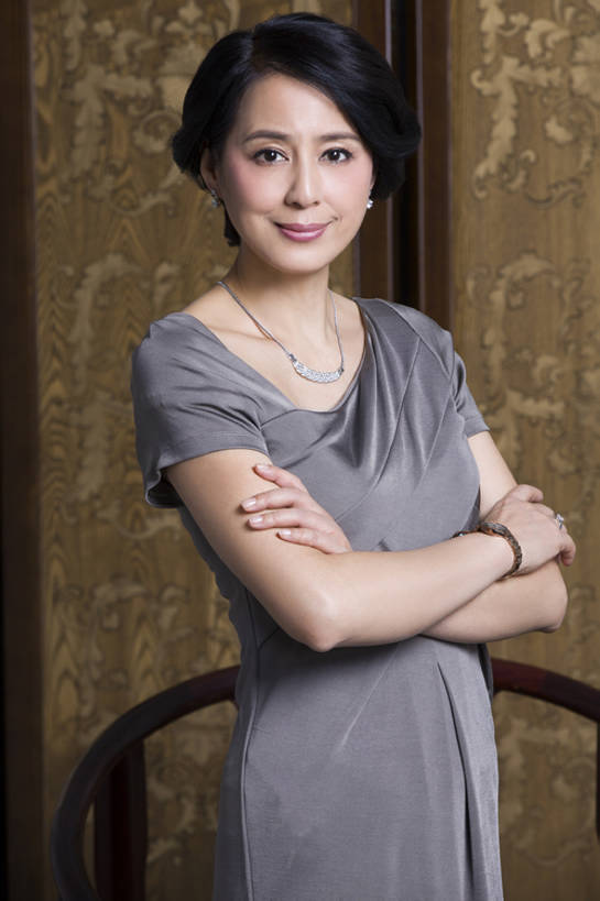 东方人,成年人,中年人,老年人,一个人,家,双手交叉,微笑,竖图,室内,正面,快乐,幸福,成功,信心,家具,屏风,项链,北京,中国,亚洲,仅一个女性,仅一个人,正装,房屋,古典,美丽,注视,传统,盛装,观察,看,站着,仅一个中年女性,财富,摄影,观看,协调,察看,双手抱胸,高雅,优美,遮挡,贵族,关注,中国文化,华贵,肖像,分隔,东亚,美化,老年女性,女人,女性,中年女性,亚洲人,中国人,彩图,魅力,传统文化,美人,上层阶级,明式家具,bj175