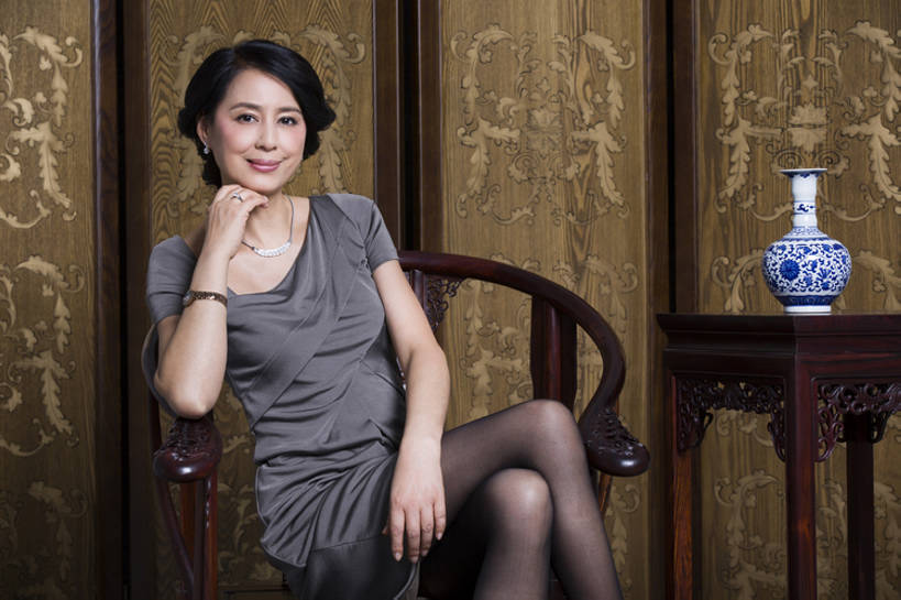 东方人,成年人,中年人,老年人,一个人,家,微笑,横图,室内,留白,正面,快乐,幸福,成功,信心,家具,屏风,项链,椅子,北京,中国,亚洲,仅一个女性,仅一个人,撑,正装,木制,房屋,古典,美丽,托腮,传统,盛装,托,仅一个中年女性,休息,财富,摄影,协调,高雅,优美,遮挡,贵族,中国文化,托下巴,华贵,分隔,东亚,美化,老年女性,女人,女性,中年女性,亚洲人,中国人,坐着,彩图,魅力,传统文化,美人,上层阶级,明式家具,bj175