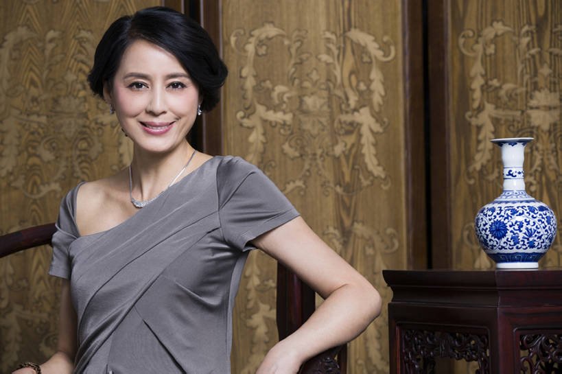 东方人,成年人,中年人,老年人,一个人,家,笑,微笑,露齿笑,横图,室内,正面,快乐,幸福,成功,信心,家具,屏风,桌子,花瓶,项链,椅子,北京,中国,亚洲,仅一个女性,仅一个人,正装,木制,房屋,古典,美丽,注视,传统,盛装,观察,看,仅一个中年女性,财富,摄影,观看,协调,察看,高雅,优美,遮挡,贵族,关注,中国文化,华贵,肖像,分隔,东亚,美化,老年女性,女人,女性,中年女性,亚洲人,中国人,坐着,半身,彩图,魅力,传统文化,美人,上层阶级,明式家具,bj175