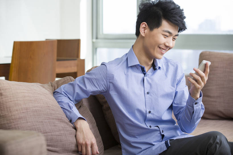 东方人,成年人,一个人,家庭,家,客厅,笑,微笑,露齿笑,横图,室内,白天,正面,时尚,快乐,自由,幸福,信心,互联网,技术,窗户,沙发,手机,北京,中国,亚洲,仅一个男性,仅一个人,连接,握,房屋,公寓,联系,注视,休闲装,现代,仅一个年轻男性,观察,看,靠,靠着,休闲,舒服,温暖,温馨,一家人,放松,握着,摄影,生活方式,观看,和睦,察看,起居室,舒适,享乐,关注,发短信,房地产,网上冲浪,智能手机,东亚,软垫,无线电技术,男人,男性,年轻男性,亚洲人,中国人,年轻人,休闲活动,沟通,坐着,彩图,欢乐,融洽,摆拍,bj175