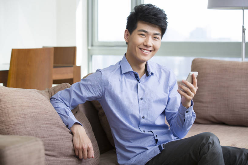 东方人,成年人,一个人,家庭,家,客厅,笑,微笑,露齿笑,横图,室内,白天,正面,时尚,快乐,自由,幸福,信心,互联网,技术,窗户,沙发,手机,北京,中国,亚洲,仅一个男性,仅一个人,连接,握,房屋,公寓,联系,注视,休闲装,现代,仅一个年轻男性,观察,看,靠,靠着,休闲,舒服,温暖,温馨,一家人,放松,握着,摄影,生活方式,观看,和睦,察看,起居室,舒适,享乐,关注,发短信,房地产,肖像,网上冲浪,智能手机,东亚,软垫,无线电技术,男人,男性,年轻男性,亚洲人,中国人,年轻人,休闲活动,沟通,坐着,彩图,欢乐,融洽,摆拍,bj175