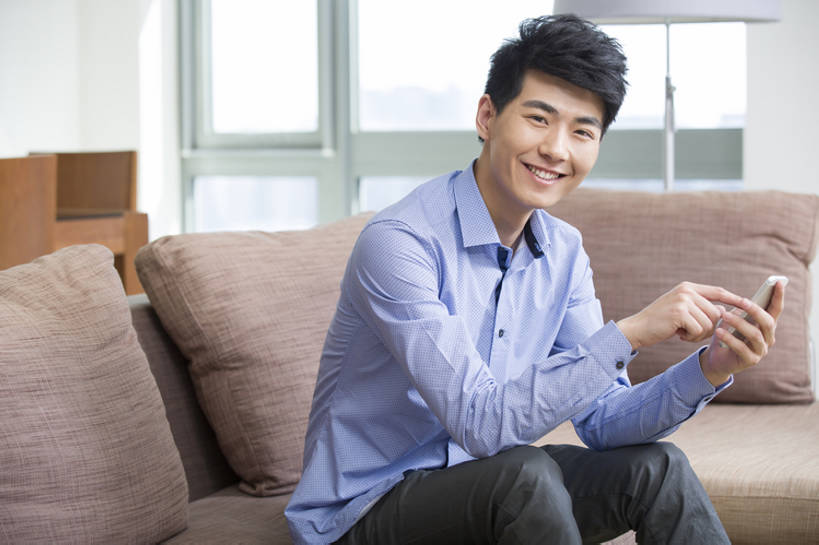 东方人,成年人,一个人,家庭,家,客厅,笑,微笑,露齿笑,横图,室内,白天,正面,时尚,快乐,自由,幸福,信心,互联网,技术,窗户,沙发,手机,北京,中国,亚洲,仅一个男性,仅一个人,连接,握,房屋,公寓,联系,注视,休闲装,现代,仅一个年轻男性,观察,看,休闲,舒服,温暖,温馨,一家人,放松,握着,摄影,生活方式,观看,和睦,察看,起居室,舒适,享乐,关注,发短信,房地产,肖像,网上冲浪,智能手机,东亚,软垫,无线电技术,男人,男性,年轻男性,亚洲人,中国人,年轻人,休闲活动,触摸,沟通,坐着,彩图,欢乐,融洽,摆拍,bj175