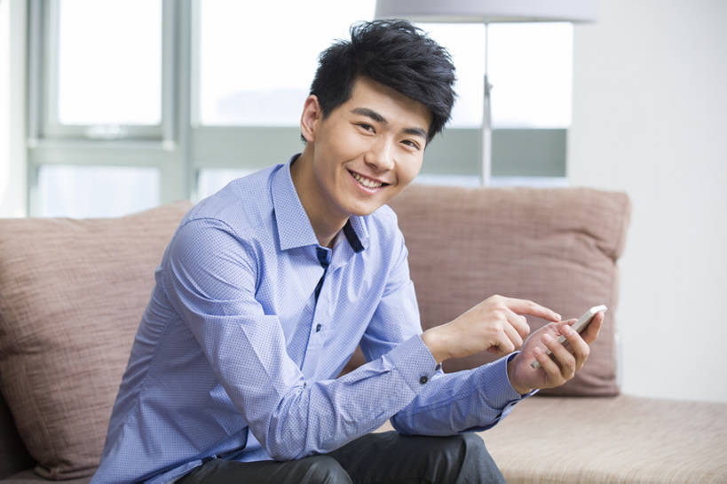 东方人,成年人,一个人,家庭,家,客厅,笑,微笑,露齿笑,横图,室内,白天,正面,时尚,快乐,自由,幸福,信心,互联网,技术,窗户,沙发,手机,北京,中国,亚洲,仅一个男性,仅一个人,连接,握,房屋,公寓,联系,注视,休闲装,现代,仅一个年轻男性,观察,看,休闲,舒服,温暖,温馨,一家人,放松,握着,摄影,生活方式,观看,和睦,察看,起居室,舒适,享乐,关注,发短信,房地产,肖像,网上冲浪,智能手机,东亚,软垫,无线电技术,男人,男性,年轻男性,亚洲人,中国人,年轻人,休闲活动,触摸,沟通,坐着,彩图,欢乐,融洽,摆拍,bj175