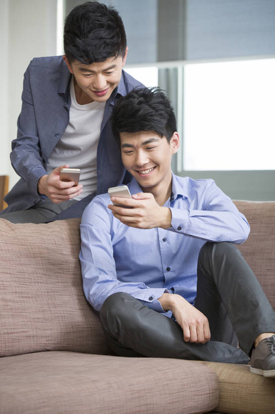 东方人,成年人,两个人,家庭,家,客厅,笑,微笑,露齿笑,竖图,室内,白天,正面,时尚,快乐,自由,友谊,幸福,互联网,技术,窗户,沙发,手机,北京,中国,亚洲,连接,房屋,公寓,联系,玩,注视,休闲装,现代,观察,看,靠,靠着,休闲,舒服,温暖,温馨,一家人,放松,活力,亲密,摄影,生活方式,观看,和睦,察看,起居室,舒适,享乐,关注,发短信,房地产,网上冲浪,智能手机,东亚,陪同,软垫,无线电技术,陪伴,男人,男性,年轻男性,亚洲人,中国人,年轻人,休闲活动,沟通,坐着,彩图,全身,欢乐,融洽,摆拍,好奇心,伴随,bj175