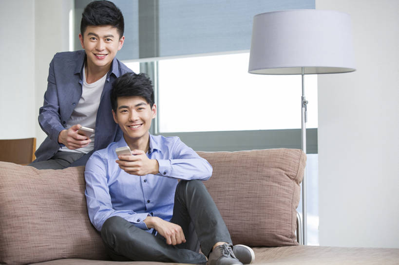 东方人,成年人,两个人,家庭,家,客厅,笑,微笑,露齿笑,横图,室内,白天,正面,时尚,快乐,自由,友谊,幸福,互联网,技术,窗户,沙发,手机,北京,中国,亚洲,连接,房屋,公寓,联系,玩,注视,休闲装,现代,灯,灯具,观察,看,靠,靠着,休闲,舒服,温暖,温馨,一家人,放松,活力,亲密,摄影,生活方式,观看,和睦,察看,起居室,舒适,享乐,关注,发短信,房地产,肖像,网上冲浪,智能手机,东亚,陪同,软垫,无线电技术,陪伴,男人,男性,年轻男性,亚洲人,中国人,年轻人,休闲活动,沟通,坐着,彩图,全身,欢乐,融洽,摆拍,好奇心,伴随,bj175