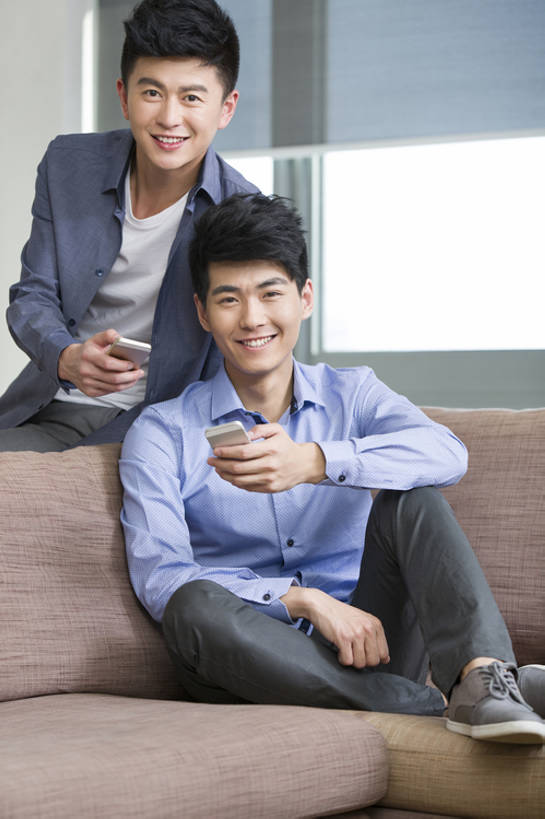 东方人,成年人,两个人,家庭,家,客厅,笑,微笑,露齿笑,竖图,室内,白天,正面,时尚,快乐,自由,友谊,幸福,互联网,技术,窗户,沙发,手机,北京,中国,亚洲,连接,房屋,公寓,联系,玩,注视,休闲装,现代,观察,看,靠,靠着,休闲,舒服,温暖,温馨,一家人,放松,活力,亲密,摄影,生活方式,观看,和睦,察看,起居室,舒适,享乐,关注,发短信,房地产,肖像,网上冲浪,智能手机,东亚,陪同,软垫,无线电技术,陪伴,男人,男性,年轻男性,亚洲人,中国人,年轻人,休闲活动,沟通,坐着,彩图,全身,欢乐,融洽,摆拍,好奇心,伴随,bj175