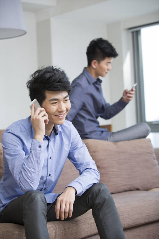 东方人,成年人,两个人,家庭,家,客厅,笑,打电话,微笑,露齿笑,竖图,室内,白天,正面,时尚,快乐,自由,友谊,幸福,互联网,技术,窗户,沙发,手机,北京,中国,亚洲,连接,握,房屋,公寓,联系,休闲装,现代,休闲,舒服,温暖,温馨,一家人,放松,活力,亲密,握着,摄影,生活方式,和睦,起居室,舒适,享乐,发短信,房地产,网上冲浪,智能手机,东亚,陪同,软垫,无线电技术,陪伴,无忧无虑,男人,男性,年轻男性,亚洲人,中国人,年轻人,休闲活动,触摸,沟通,说话,坐着,彩图,欢乐,融洽,伴随,bj175