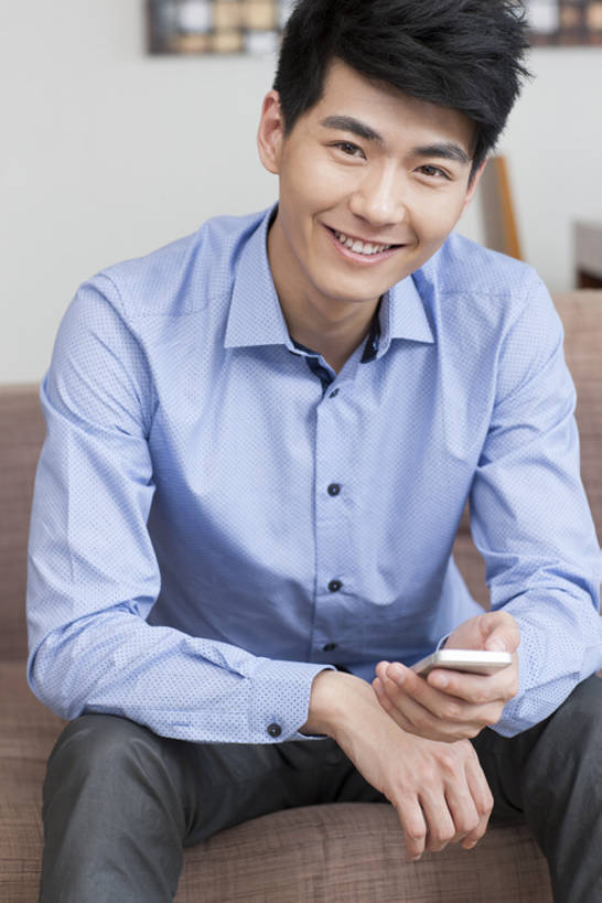 东方人,成年人,一个人,家庭,家,客厅,笑,微笑,露齿笑,竖图,室内,白天,正面,时尚,快乐,自由,幸福,信心,技术,窗户,沙发,手机,北京,中国,亚洲,仅一个男性,仅一个人,连接,握,房屋,公寓,联系,注视,休闲装,现代,仅一个年轻男性,观察,看,休闲,舒服,温暖,温馨,一家人,放松,握着,摄影,生活方式,观看,和睦,察看,起居室,舒适,享乐,关注,发短信,房地产,肖像,智能手机,东亚,软垫,无线电技术,男人,男性,年轻男性,亚洲人,中国人,年轻人,休闲活动,沟通,坐着,彩图,欢乐,融洽,摆拍,bj175