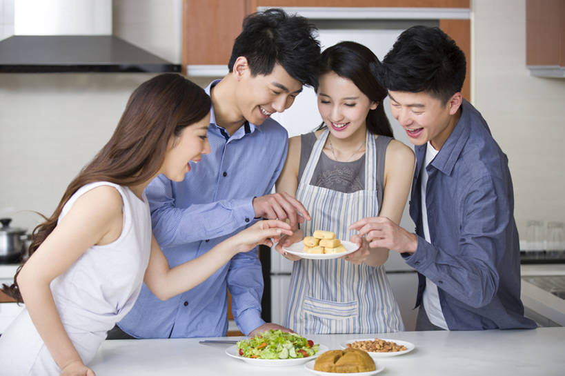 点心,东方人,成年人,四个人,家庭,丈夫,妻子,家庭主妇,家,笑,吃,微笑,露齿笑,横图,室内,白天,正面,爱情,家务,聚会,时尚,快乐,自由,友谊,贪欲,幸福,分享,厨房,桌子,杏仁,蔬菜,北京,中国,亚洲,一排,连接,握,准备,整齐,围裙,房屋,灶台,公寓,蔬菜沙拉,沙拉,美味,食品,甜点,甜品,浪漫,休闲装,干净,现代,饮食,餐饮,食物,糕点,排列,盘子,甜食,看,站着,张嘴,做,休闲,健康,温暖,温馨,一家人,恩爱,放松,活力,亲密,服务,握着,恋人,摄影,有机食品,生活方式,和睦,混合,住房,享乐,膳食,队列,清新,宴会,房地产,张大嘴巴,开放式厨房,东亚,健康食物,陪同,陪伴,男人,男性,年轻男性,年轻女性,女人,女性,亚洲人,中国人,年轻人,情侣,张开嘴,烹调,半身,彩图,欢乐,伴侣,融洽,蛋糕,尝,家务劳动,摆拍,伴随,马拉糕,bj175