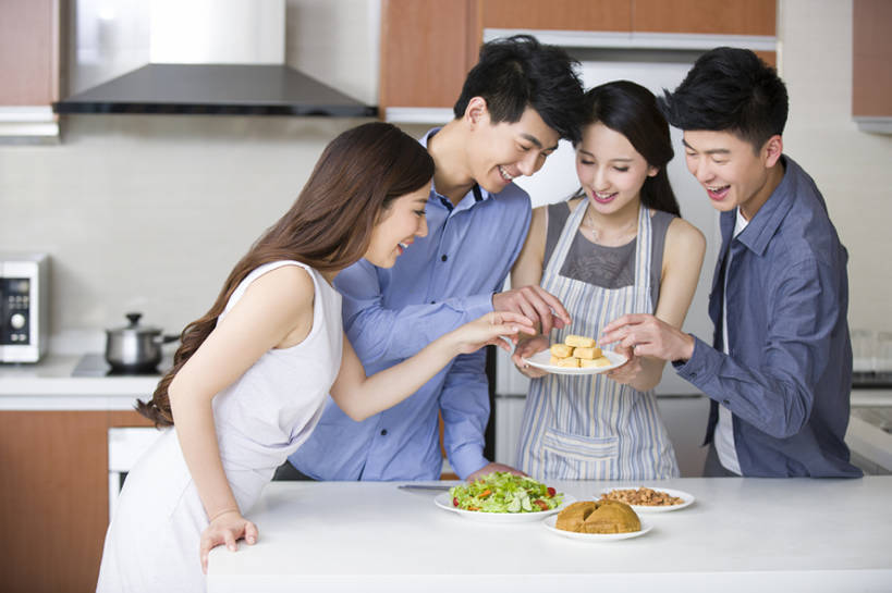 点心,东方人,成年人,四个人,家庭,丈夫,妻子,家庭主妇,家,笑,吃,微笑,露齿笑,横图,室内,白天,正面,爱情,家务,聚会,时尚,快乐,自由,友谊,贪欲,幸福,分享,厨房,桌子,杏仁,蔬菜,北京,中国,亚洲,一排,连接,握,准备,整齐,围裙,房屋,灶台,公寓,蔬菜沙拉,沙拉,美味,食品,甜点,甜品,浪漫,休闲装,干净,现代,饮食,餐饮,食物,糕点,排列,盘子,甜食,看,站着,张嘴,做,休闲,健康,温暖,温馨,一家人,恩爱,放松,活力,亲密,服务,握着,恋人,摄影,有机食品,生活方式,和睦,混合,住房,享乐,膳食,队列,清新,宴会,房地产,张大嘴巴,开放式厨房,东亚,健康食物,陪同,陪伴,男人,男性,年轻男性,年轻女性,女人,女性,亚洲人,中国人,年轻人,情侣,张开嘴,烹调,半身,彩图,欢乐,伴侣,融洽,蛋糕,尝,家务劳动,摆拍,伴随,马拉糕,bj175