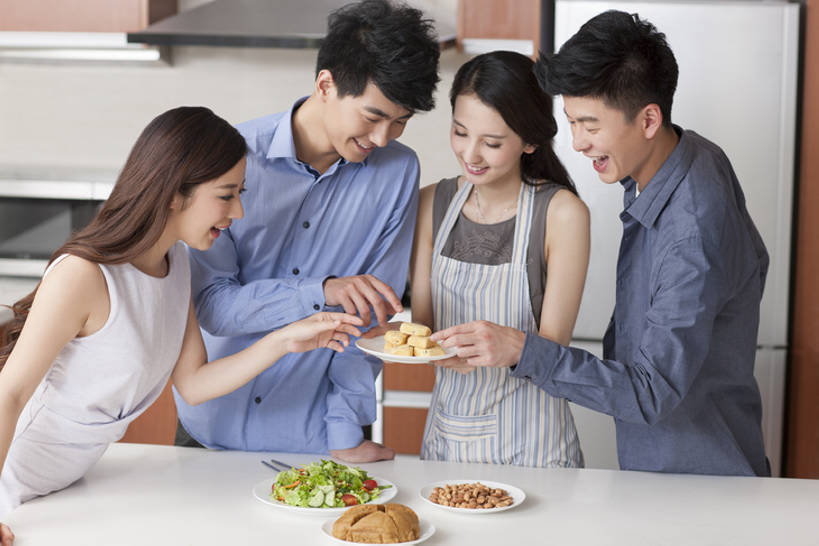点心,东方人,成年人,四个人,家庭,丈夫,妻子,家庭主妇,家,笑,吃,微笑,露齿笑,横图,室内,白天,正面,爱情,家务,聚会,时尚,快乐,自由,友谊,贪欲,幸福,分享,厨房,桌子,杏仁,蔬菜,北京,中国,亚洲,一排,连接,握,准备,整齐,围裙,房屋,灶台,公寓,蔬菜沙拉,沙拉,美味,食品,甜点,甜品,浪漫,休闲装,干净,现代,饮食,餐饮,食物,糕点,排列,盘子,甜食,看,站着,张嘴,做,休闲,健康,温暖,温馨,一家人,恩爱,放松,活力,亲密,服务,握着,恋人,摄影,有机食品,生活方式,和睦,混合,住房,享乐,膳食,队列,清新,宴会,房地产,张大嘴巴,开放式厨房,东亚,健康食物,陪同,陪伴,男人,男性,年轻男性,年轻女性,女人,女性,亚洲人,中国人,年轻人,情侣,张开嘴,烹调,半身,彩图,欢乐,伴侣,融洽,蛋糕,尝,家务劳动,摆拍,伴随,马拉糕,bj175